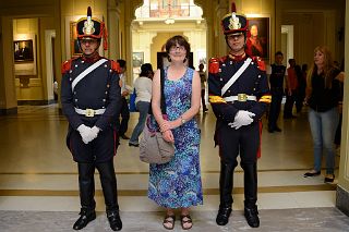 07 Charlotte Ryan With Guards Of Honour Casa Rosado Pink House Plaza de Mayo Buenos Aires